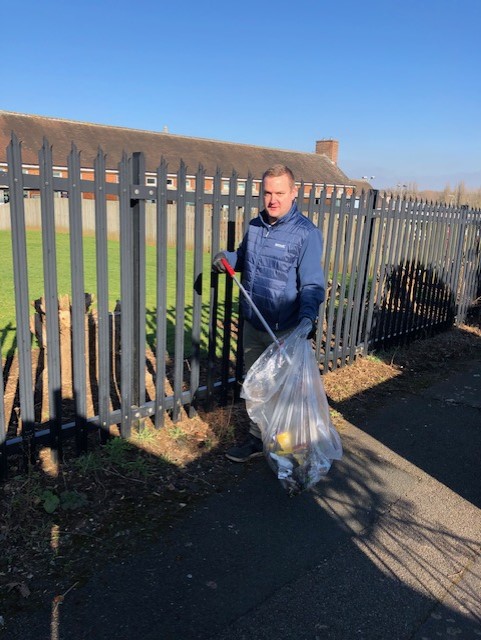 Robin Carter and Craig Skinner, local Conservatives in Kettering litter picking on Windmill Avenue
